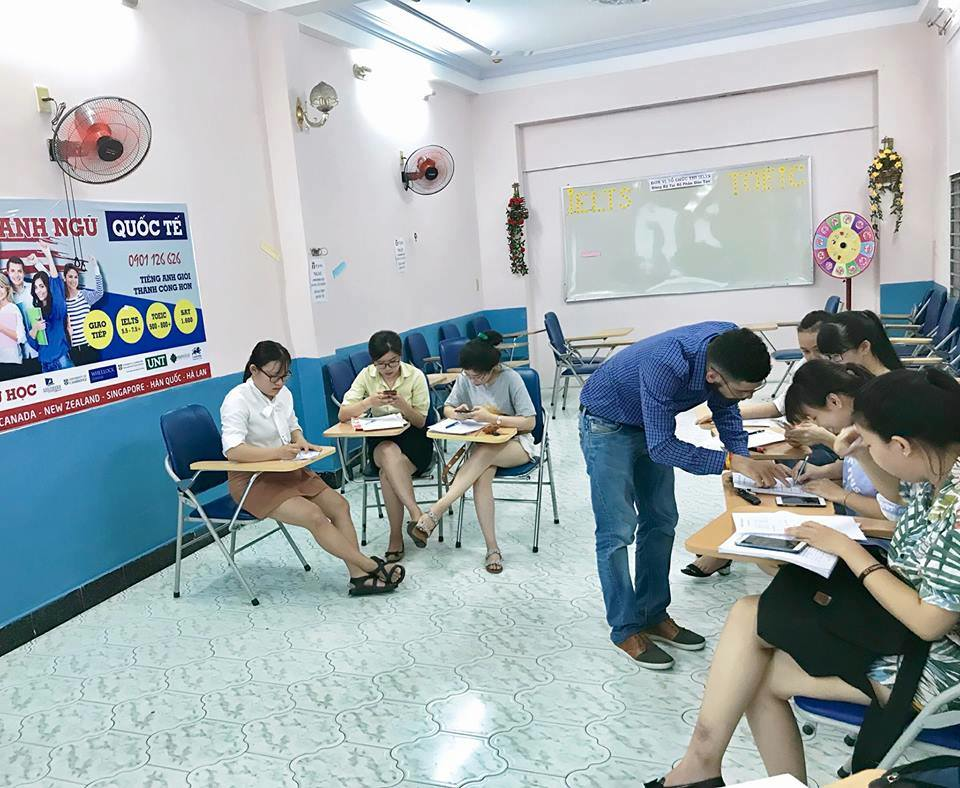 lop hoc ielts writing tai isec